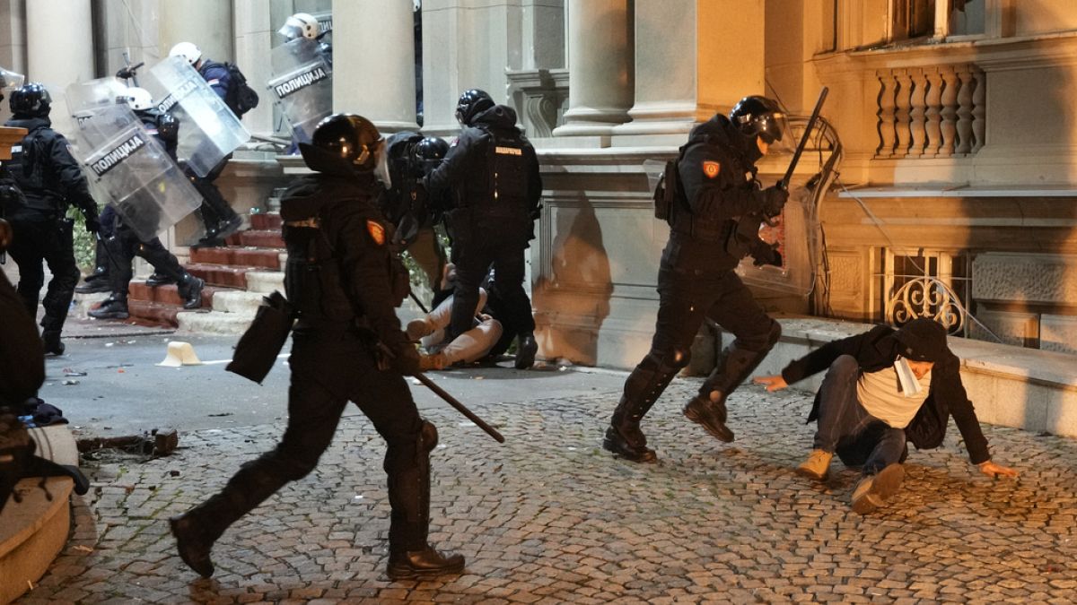 Sırp polisi belediye binasını basmakla tehdit eden protestoculara göz yaşartıcı gaz sıktı