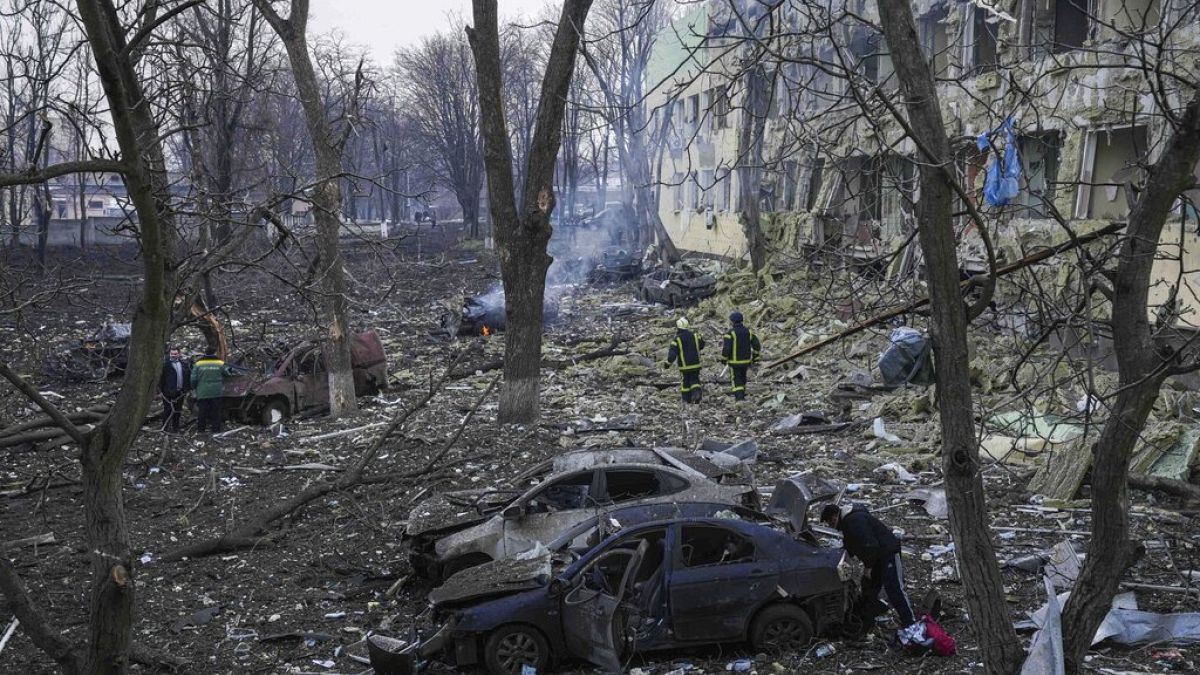 Ukrayna savaşı: Rus bombardımanı iki kişiyi öldürme, aşırı çoğalan ticaret, Polonya sınır anlaşmazlığı