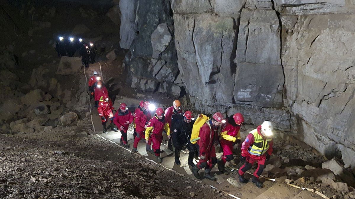 Cumartesi günü bu yana Slovenya’da mağarada mahsur kalan beş kişi kurtarıldı