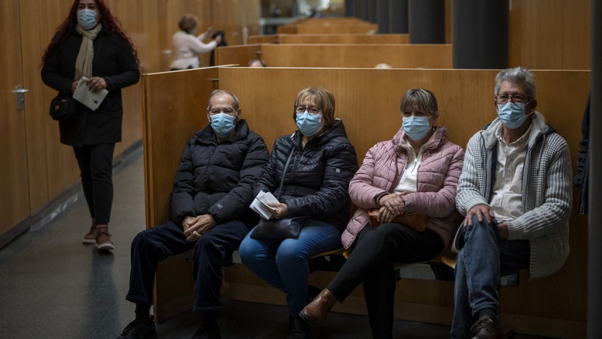 İspanya, Kovid endişeleri nedeniyle zorunlu yüz maskelerini yeniden uygulamaya koydu