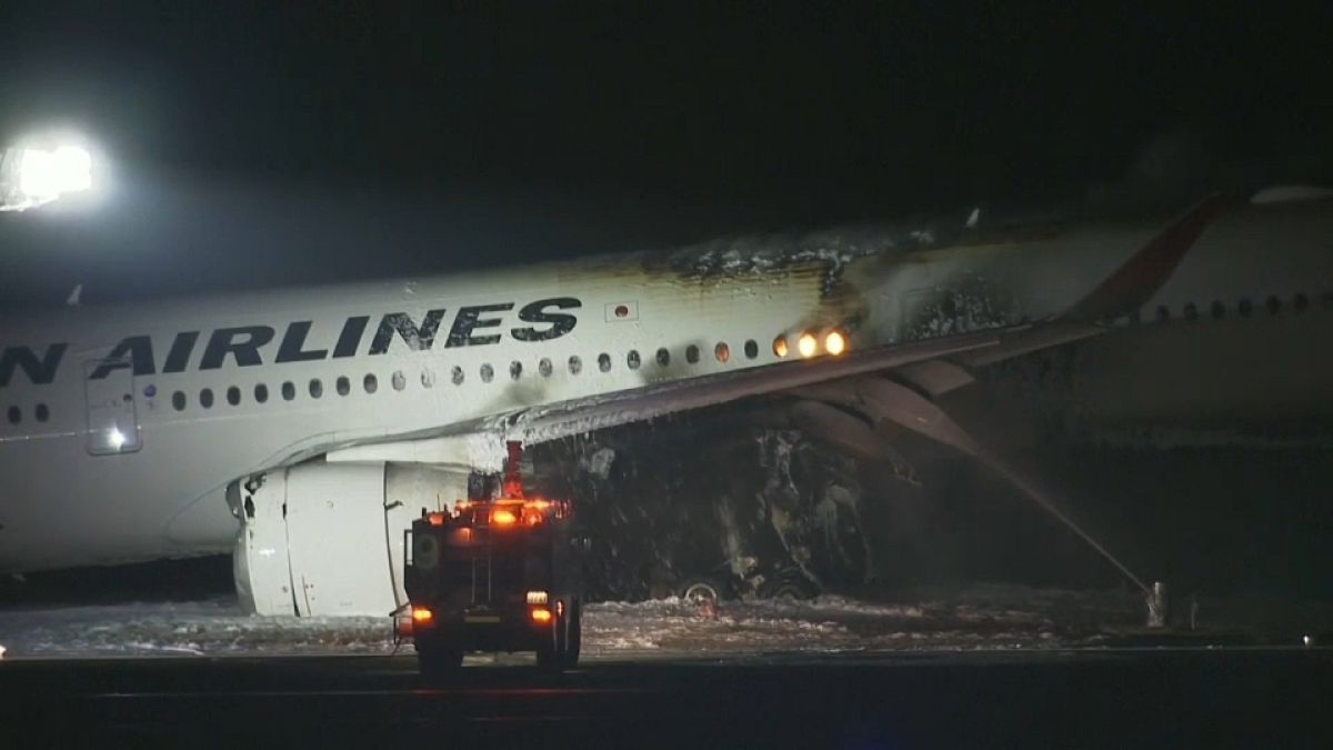 Japonya’nın Haneda Havalimanı’nda uçak pisti alev aldı