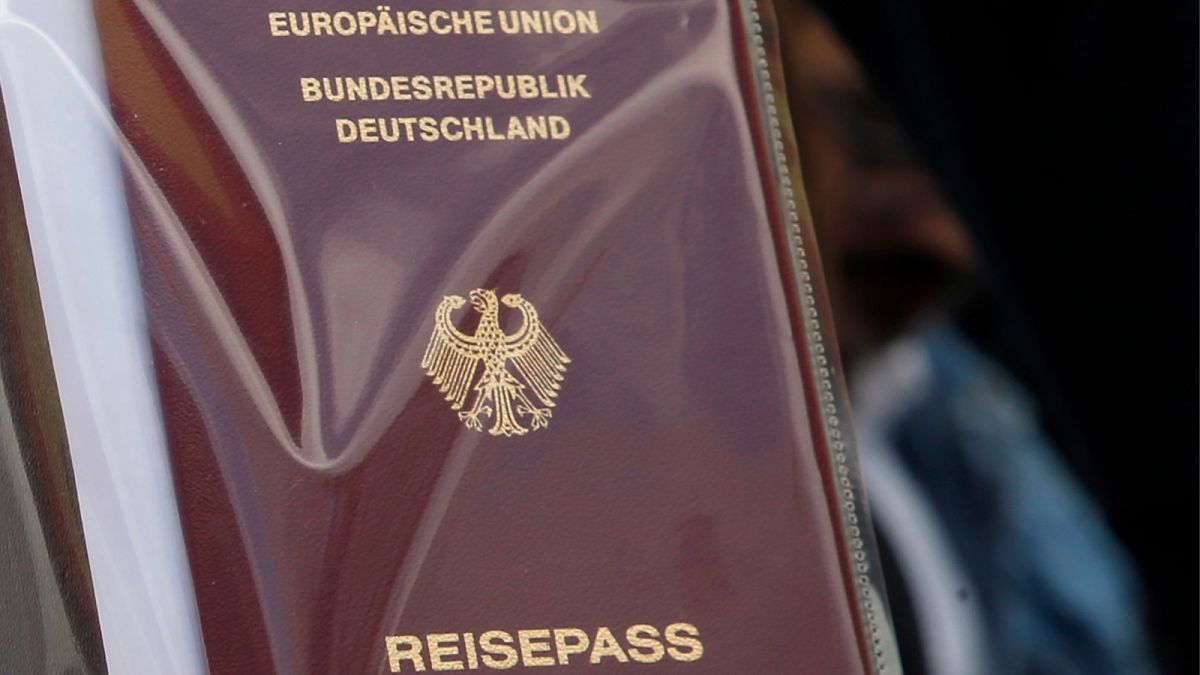 Alman parlamentosu vatandaşlık almayla ilgili kayıtların hafifletilmesi ve çifte yurttaşların haklarının gençliklerini koruyan