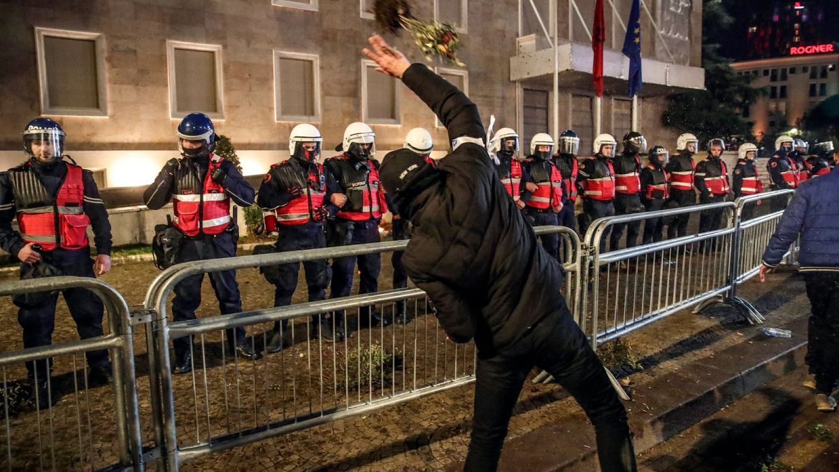 Arnavutluk’ta hükümetteki yolsuzluk iddialarına karşı protestolar sürüyor