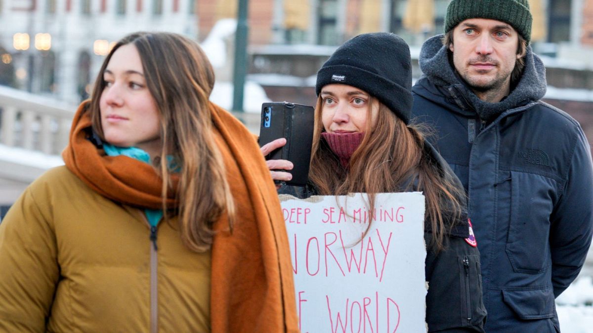 Çevre aktivistleri Norveç’in denizde yapılan aramalarına izin vermeme köylerini protesto etti