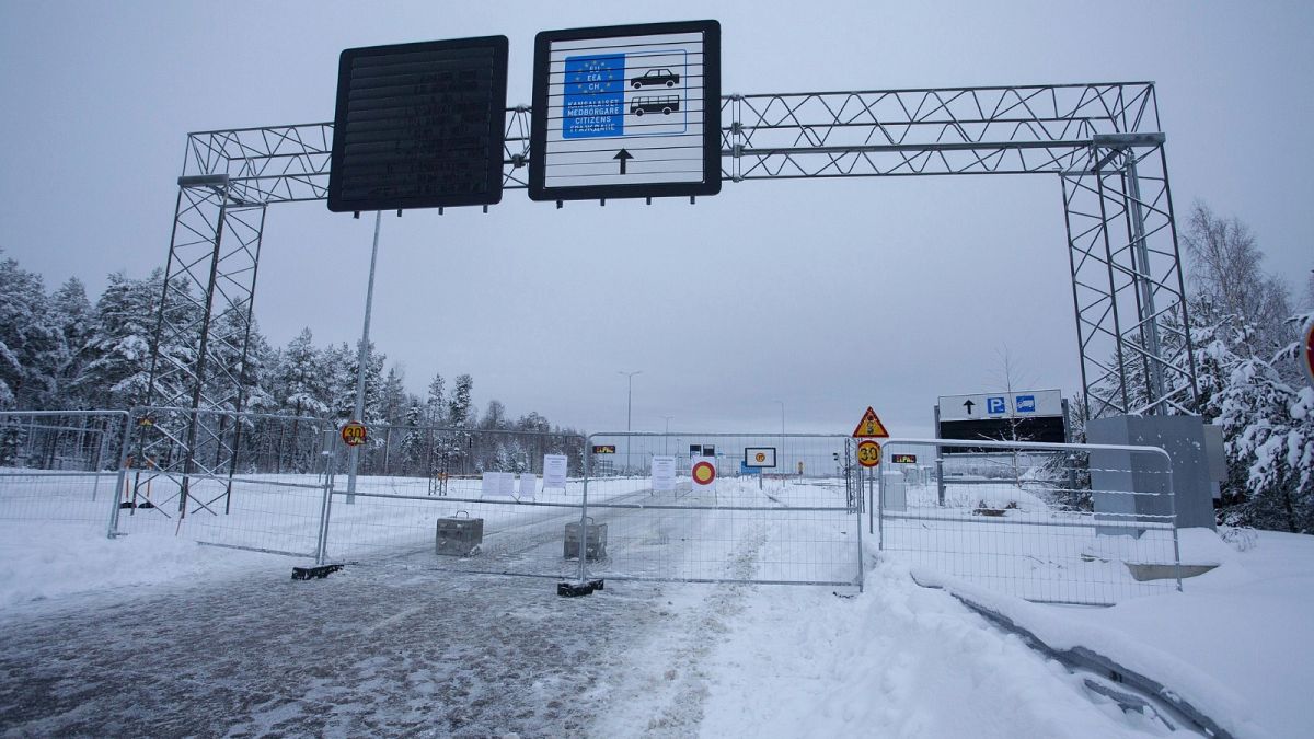 Finlandiya, devam eden hibrit savaş endişeleri nedeniyle Rusya’nın sınır geçişlerini bir ay daha halen devam ettiriyor