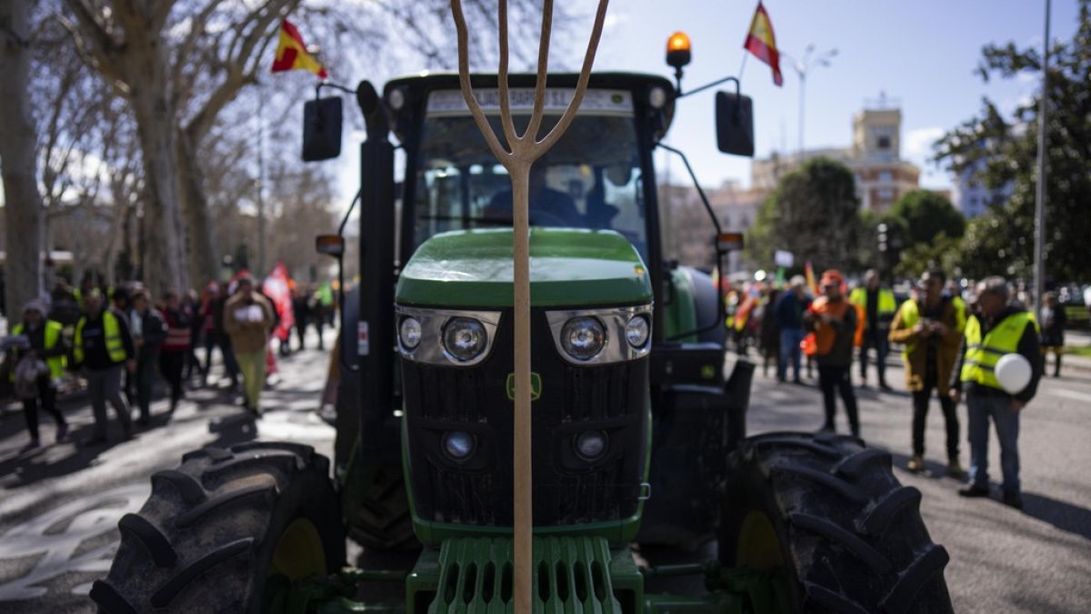 İspanyol ve Fransız çiftçiler, Katalonya’nın sınır kapısını kapatmak amacıyla AB politikalarını protesto etti