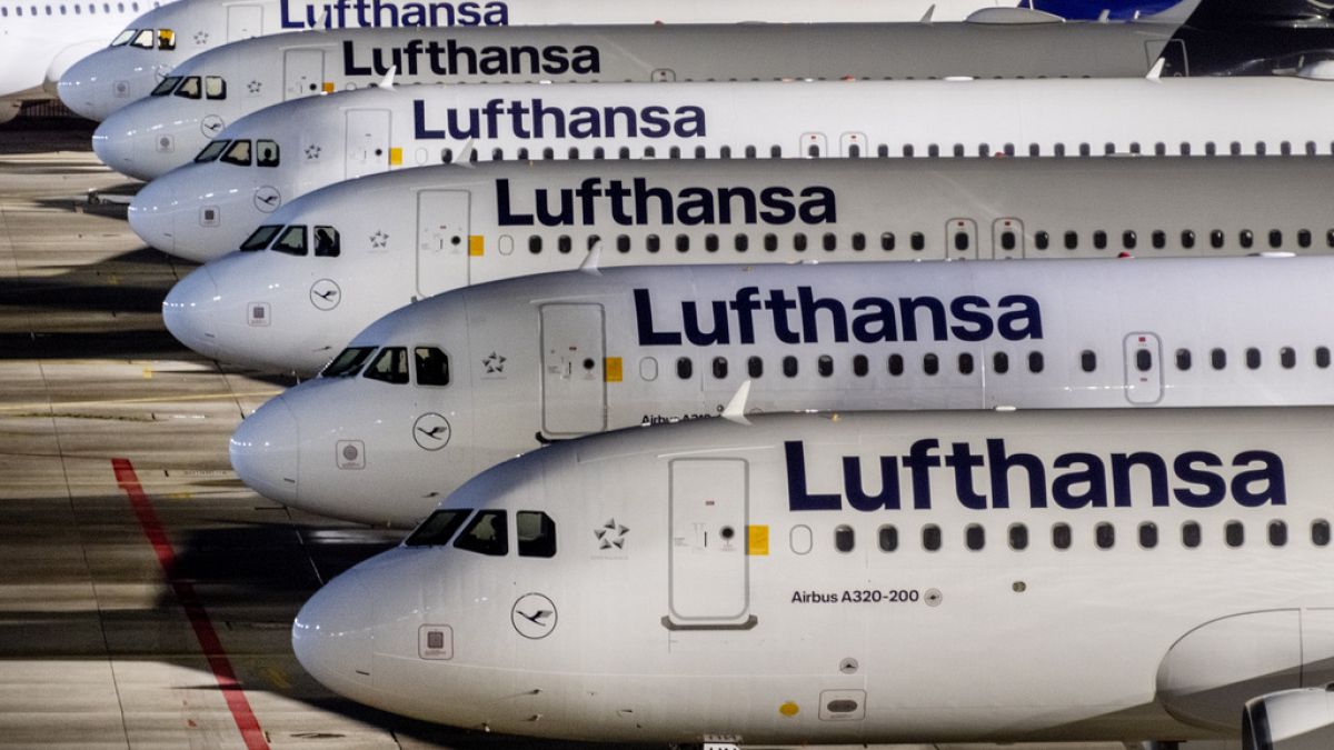 Lufthansa, 5 havalimanındaki personelinin grevi nedeniyle mesafeli uçuşu iptal etti