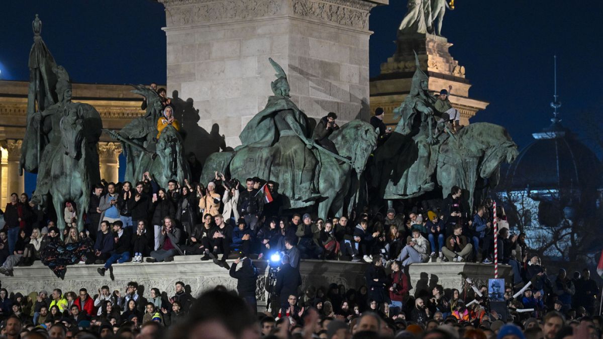 Macaristan’da muhalefet Orbán’ın hükümdarlarına karşı protestoya liderlik ediyor