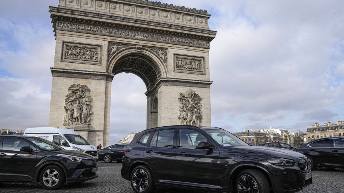 Paris, Olimpiyatlardan önce yapılan son yeşil sürüşte SUV’lara göz kamaştırıcı park maliyetlerinin uygulanıp uygulanmayacağına karar verdi