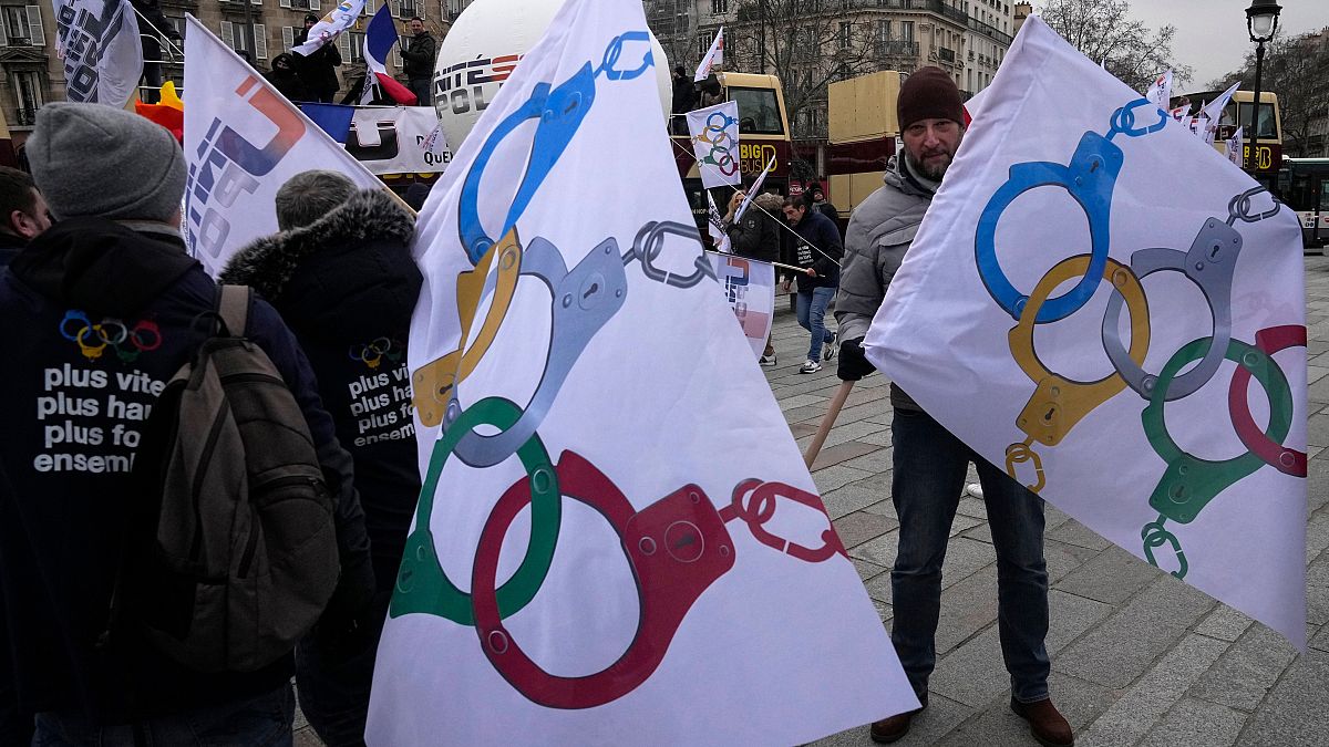 Polisi, Paris’teki Fransa 2024 Yaz Olimpiyatları için daha iyi ses talebiyle grev çıktı