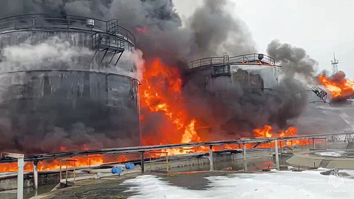 Ukrayna’nın Rus petrol deposunda bulunan drone saldırısı büyük yangına neden oldu