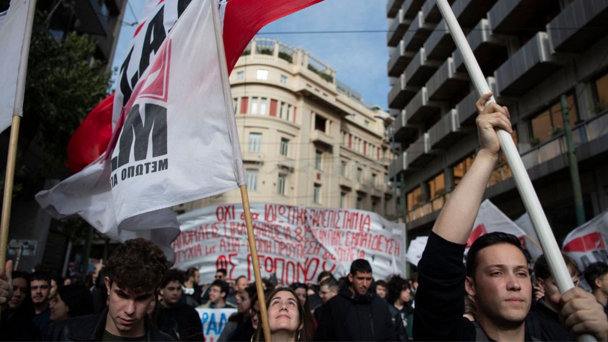 Yunan çocuklarının özel üniversite planını protesto etti