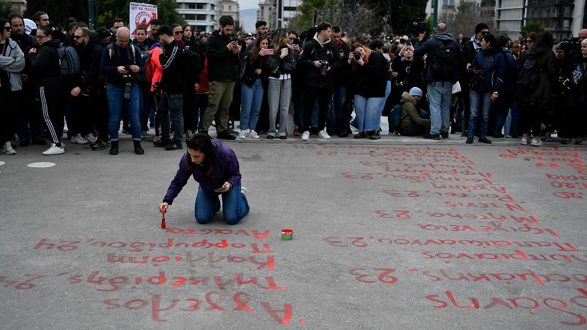 Yunanlılar 57 kişinin çöküşü ve tren kazasını anmak için protesto ve grev yaptı