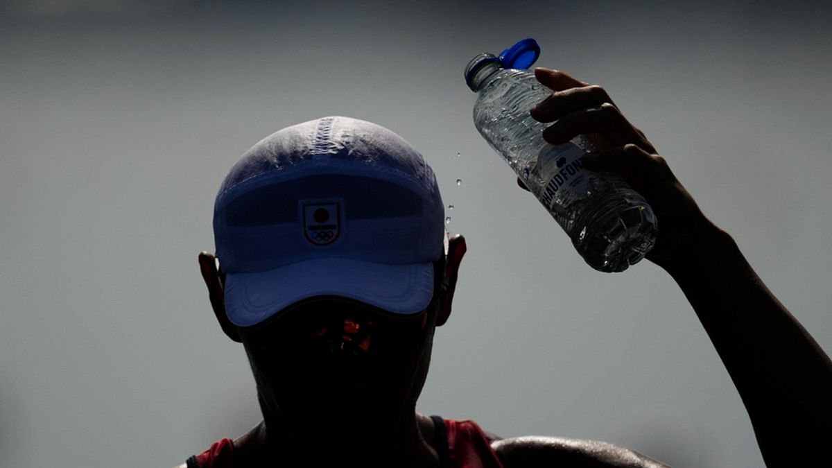 ‘9.000 derece’: Olimpiyat sporcuları ‘çılgın’ Paris sıcağında buz bloklarına ve küçük taraftarlara başvuruyor