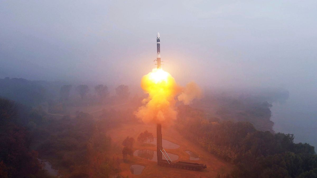 ABD, Kuzey Kore’nin füze denemesine yanıt olarak Güney Kore ve Japonya ile uzun menzilli bomba uçağı uçurdu