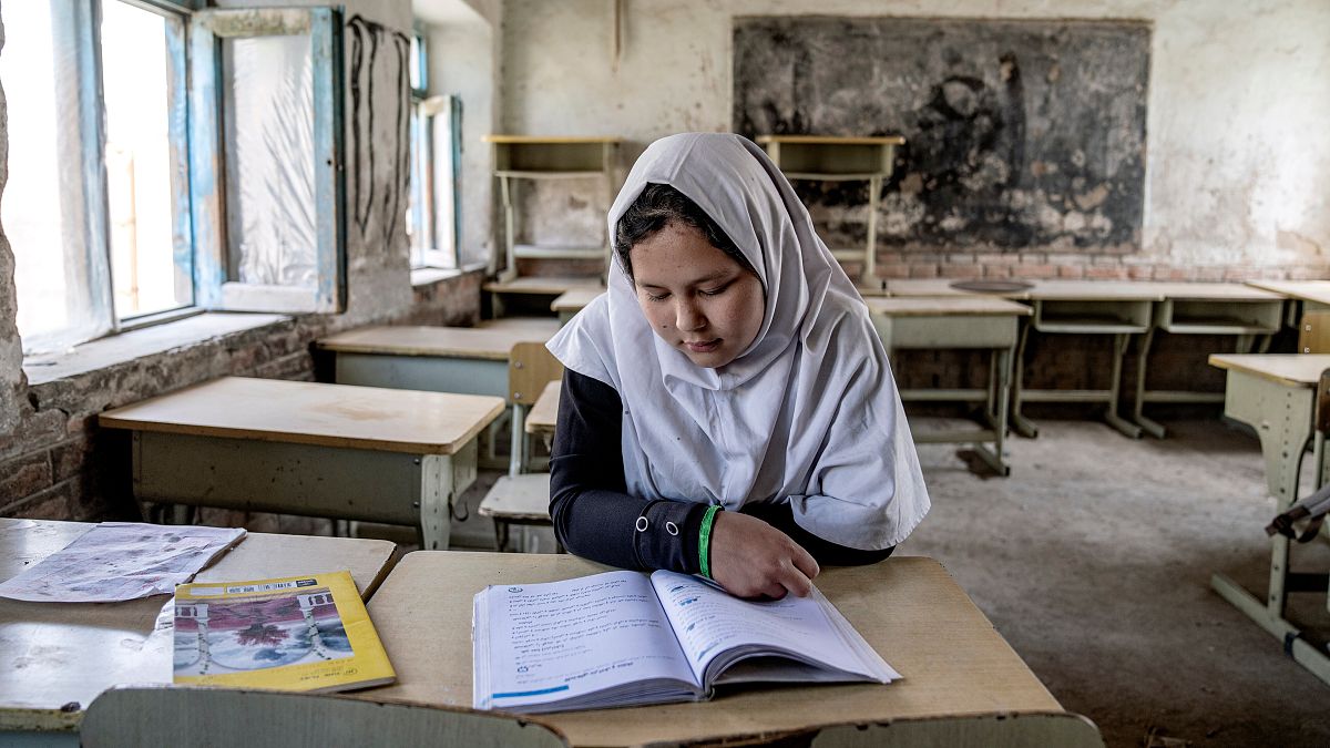 Afganistan’da okul yılı 1 milyondan fazla kız çocuğunun eğitiminin menlenmesiyle başlıyor