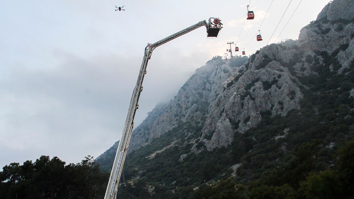 Antalya’da teleferik kazasında 1 kişi öldü, çok sayıda kişi mahsur kaldı