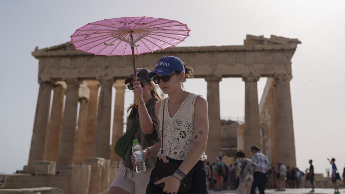 Atina’yı istila etti: Yunan başkenti turist akınına nasıl çözüm buluyor?