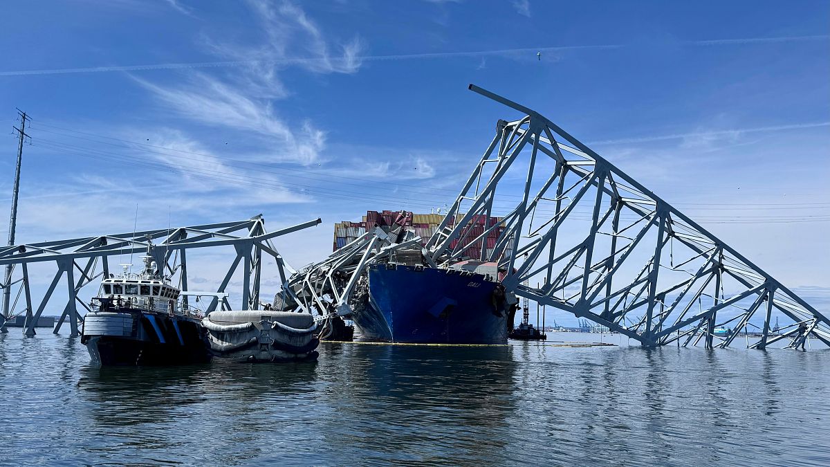 Baltimore’daki çöken köprüyü temizleyen gemiler için kanal açıldı