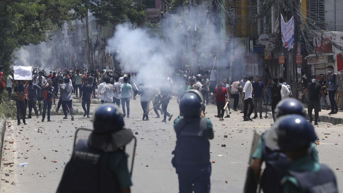 Bangladeş güvenlik güçleri hükümette iş talep eden protestoculara ateş açıldı