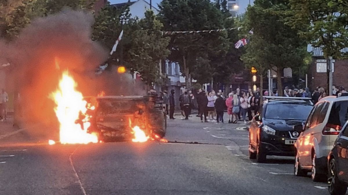 Belfast’taki isyanın ikinci gecesinde polis benzin bombası atıldı