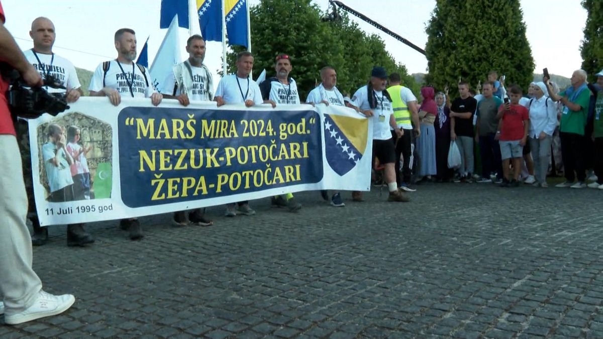 Boşnak Srebrenica kurbanlarını barış yürüyüşüyle ​​anıyor