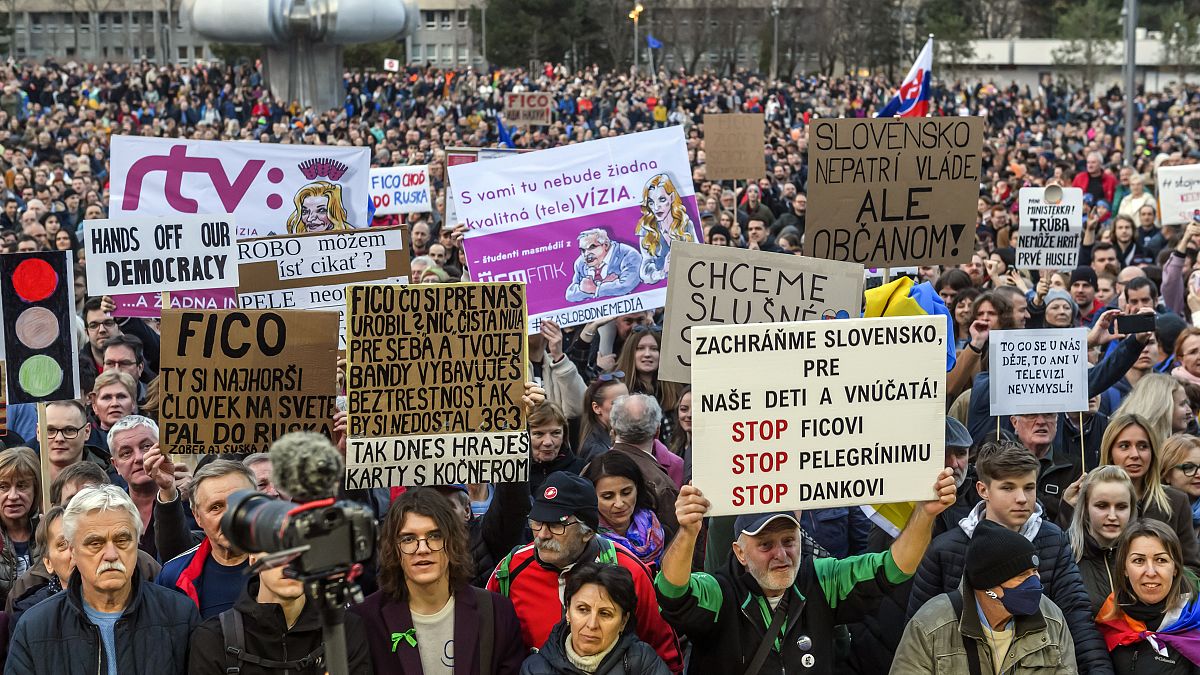 Bratislava’da binlerce kişi ulusal yayıncının revizyonunu protesto etti