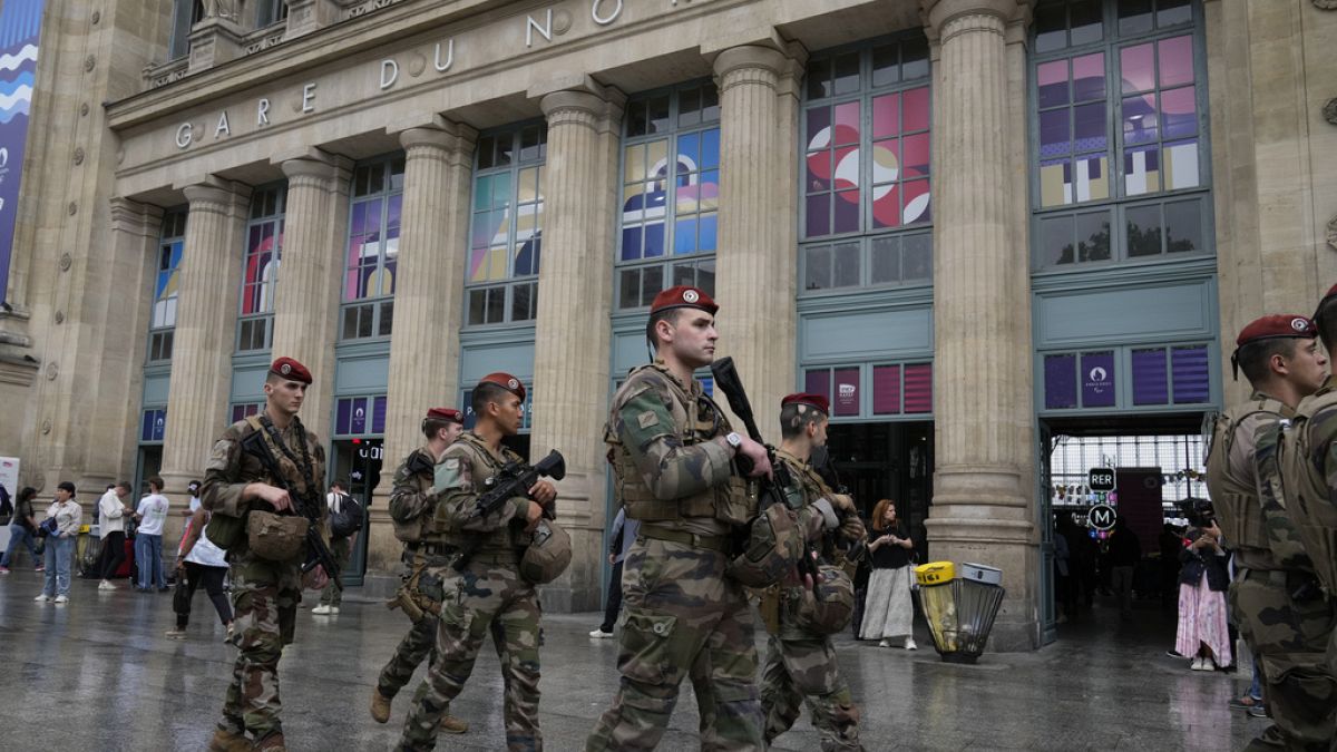 Canlı. Olimpiyat töreni töreni: Paris Oyunları gösteri saldırıları ve gri gökyüzüyle zorlu bir başlangıç ​​​​yaptı