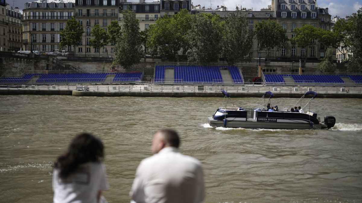 Fransız spor bakanı Paris’te Seine Nehri’ne sembolik dalış yaptı