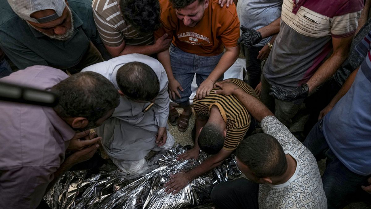 Gazze’deki Jabalia mülteci kampı katılımcı grevde en az sekiz kişi ekmek kuyruğunda öldürülürken