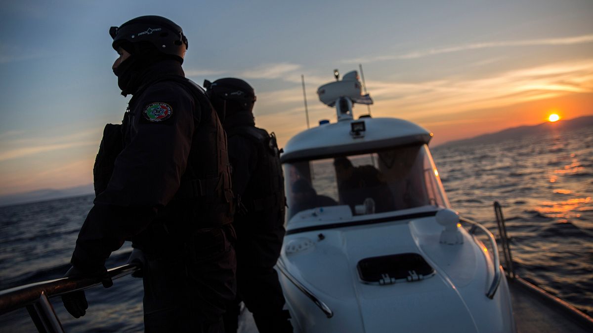 Göçmenleri taşıyan teknenin Yunanistan’da hasara uğraması sonucunda 17 kişi kurtarıldı, en az 3 kişi ise hayatını kaybetti