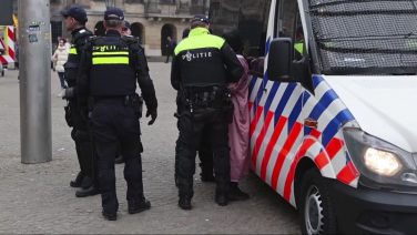 Gösterilerin yasaklanmasının ardından polis Amsterdam’da düzinelerce kişi gözaltına alındı