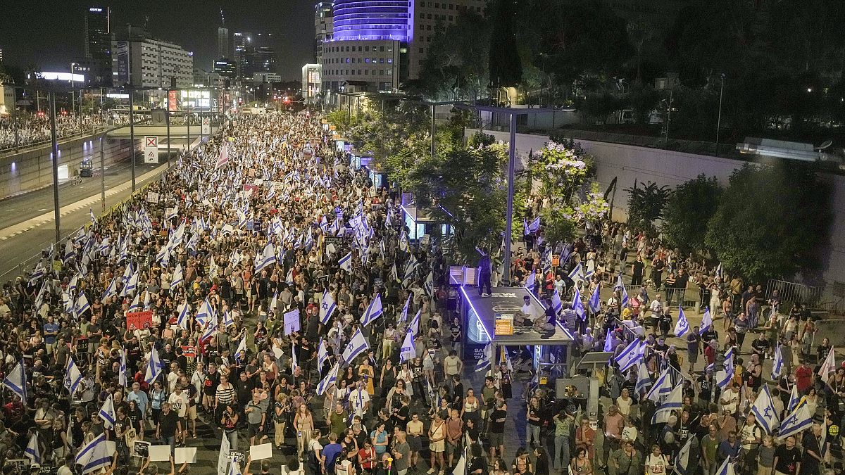 ‘Herkesi evinde geri dönüşüm’: Tel Aviv’de binlerce kişi Hamas’ın elindeki rehinelerin serbest bırakılmasını talep ediyor