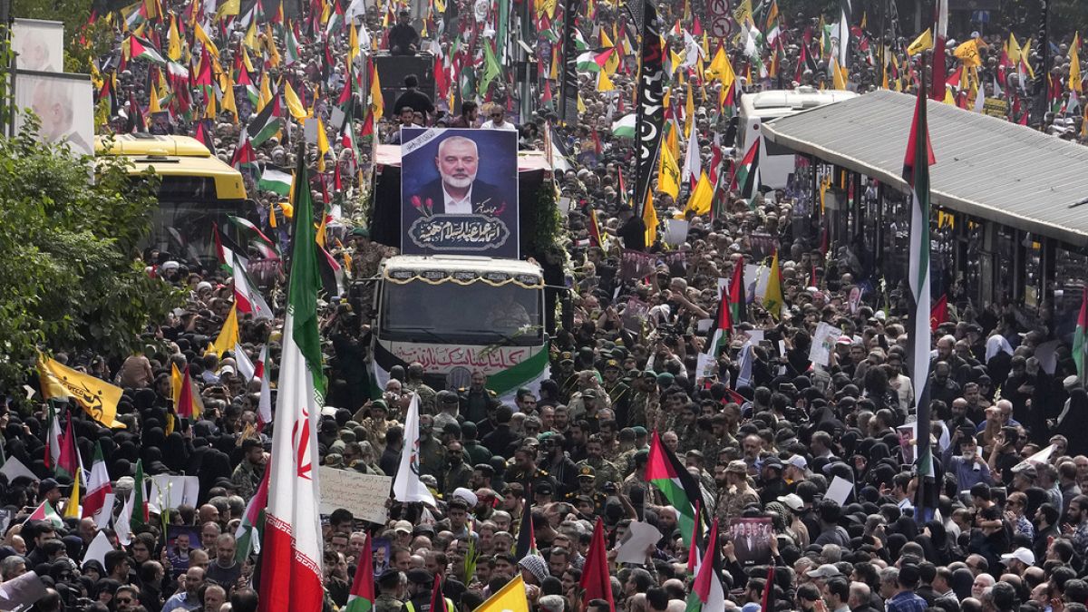 İran’ın dini lideri, Hamas lideri Haniye’nin tabu başında dua etti