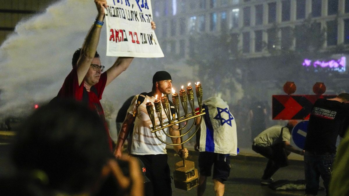 İsrail polisi Tel Aviv’deki hükümeti engellemek protestoyu dağıttı