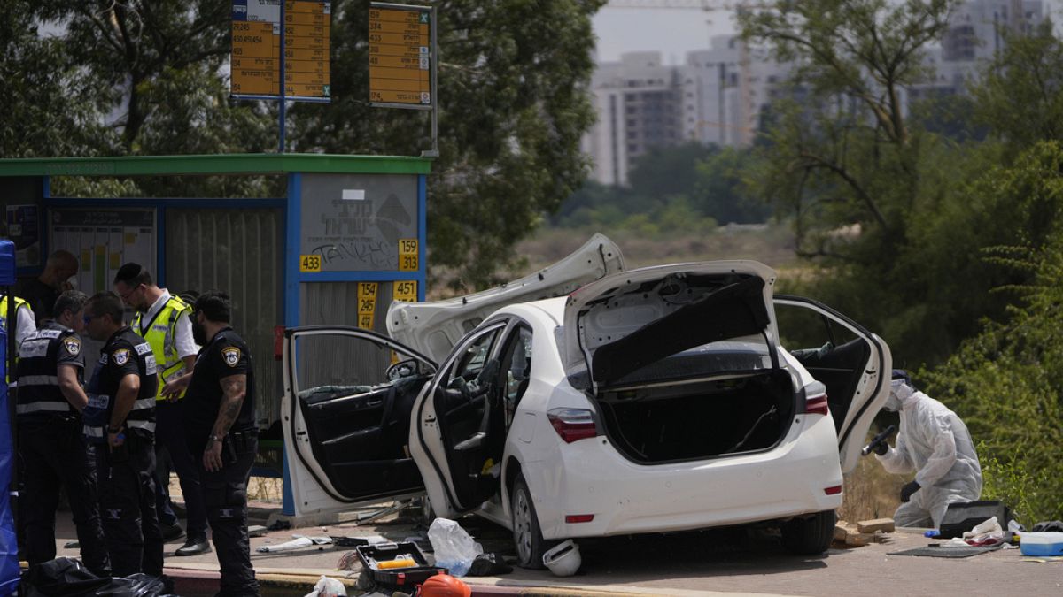 İsrail’de bir otomobilin otobüs duraklarına çarpması sonucu 3 kişi ağır yaralandı.