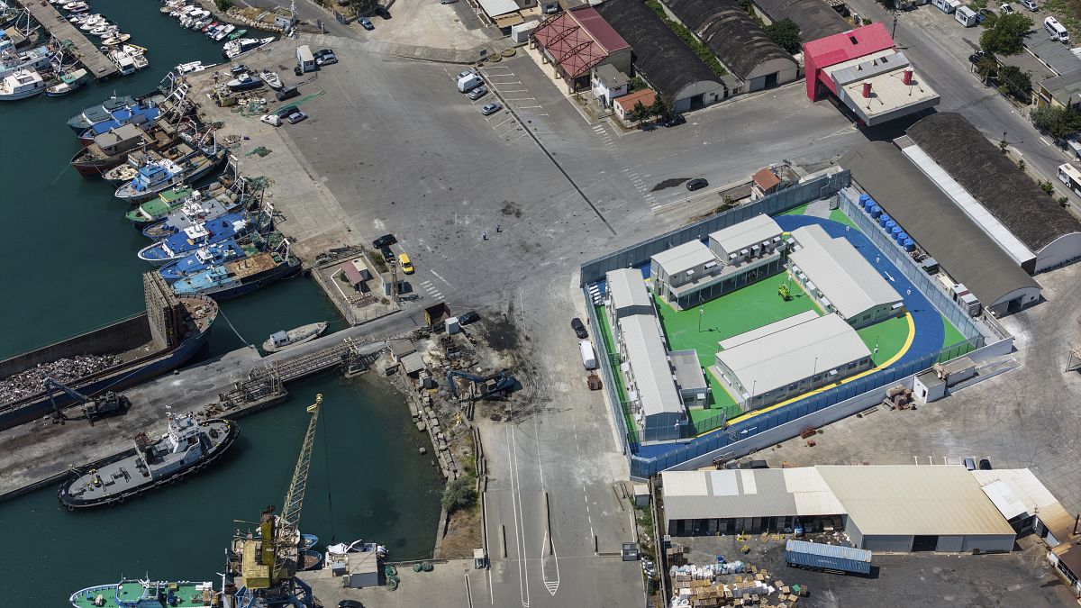 İtalya, 16 kişilik ilk göçmen Arnavutluk’taki iltica işleme merkezlerine gönderildi