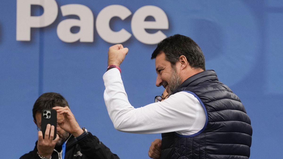 İtalya Başbakan yardımcısı Matteo Salvini güvenlerinden sağ çıktı