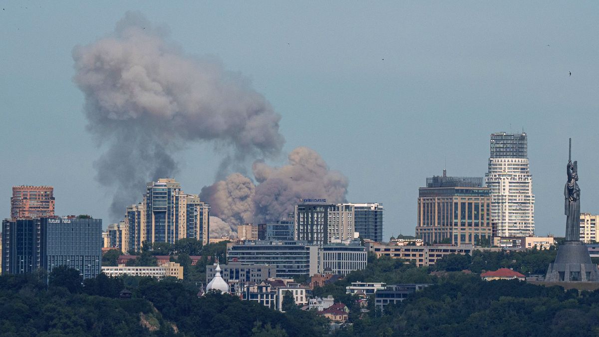 İZLE: Kiev’de gündüz vakti yapılan yıkıcı saldırı çocuk hastanesini vurdu