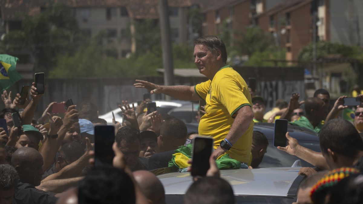 Jair Bolsonaro, COVİD-19’a karşı sahte aşı sertifikası vermekle suçlanıyor