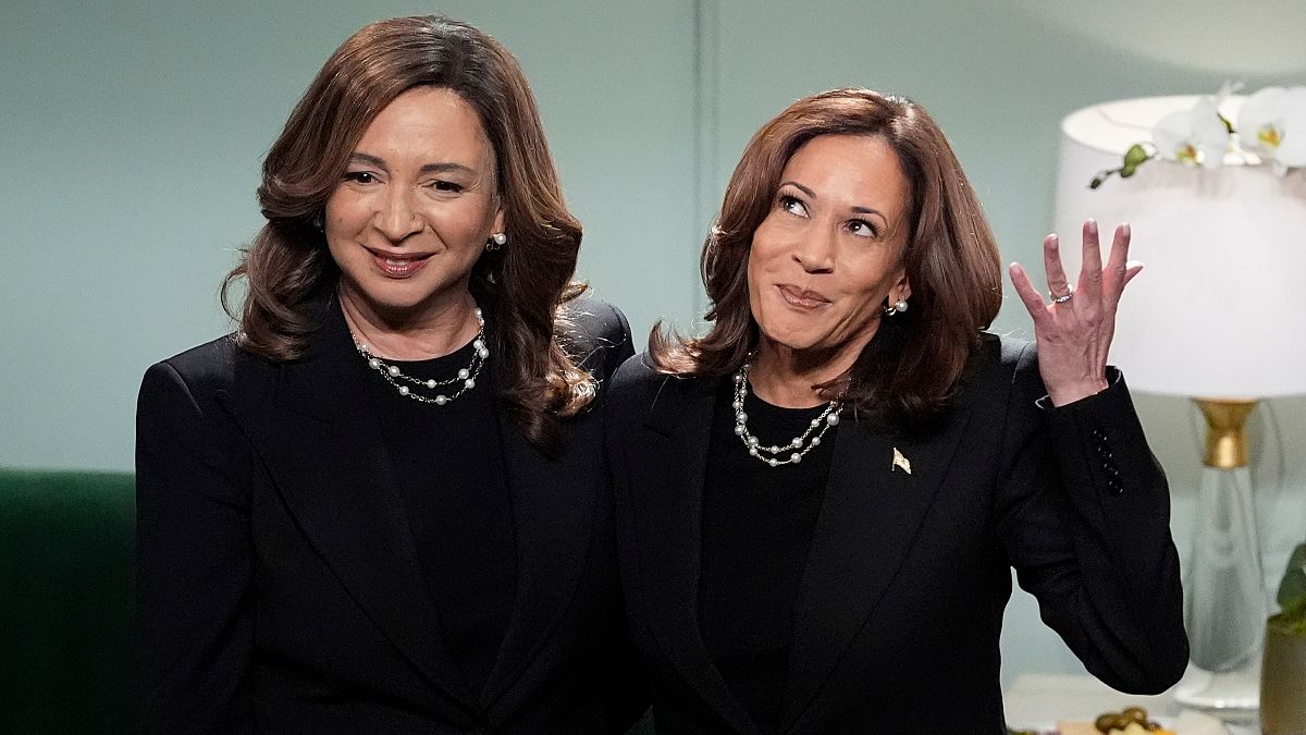 Kamala Harris, Saturday Night Live’da sürpriz seçim öncesi skeçte göründü