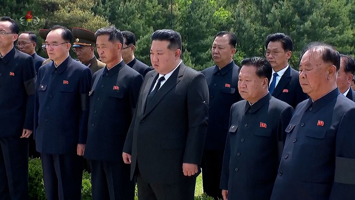 Kuzey Kore lideri Kim Jong-un baş propagandacının ölümü anıyor