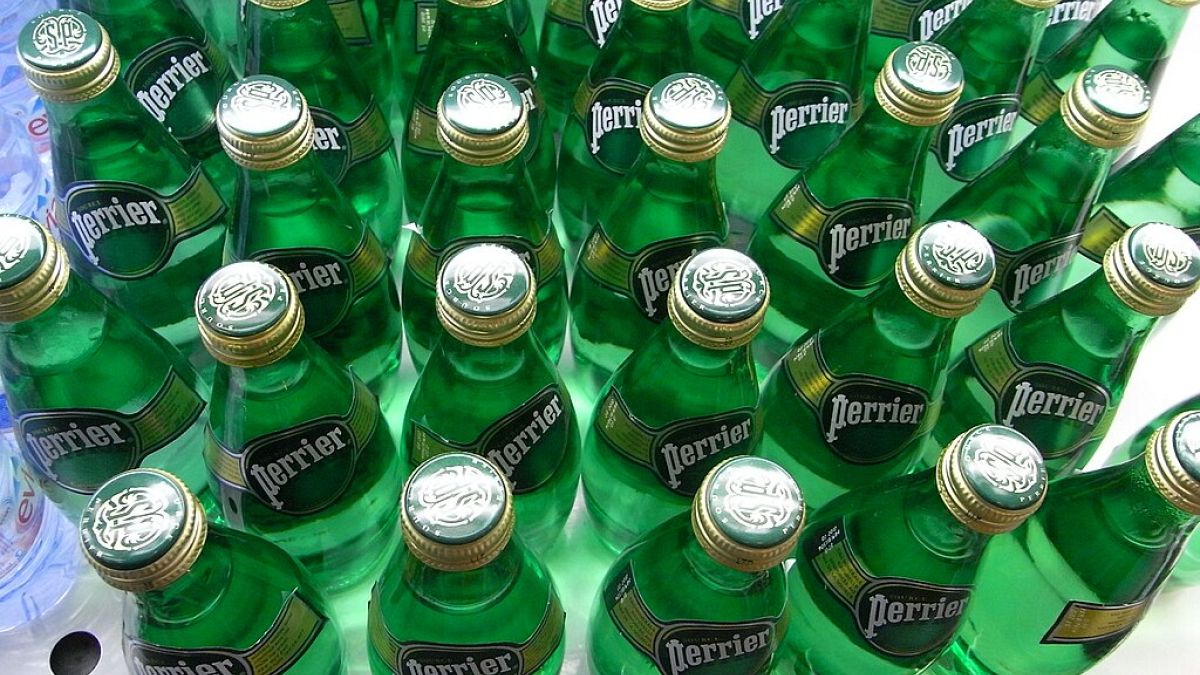 Nestlé’nin yan etkisi Perrier, “dışkıda” bakterinin engellenmesinin ardından iki milyon şişe suyunun yok edilmesini sağladı