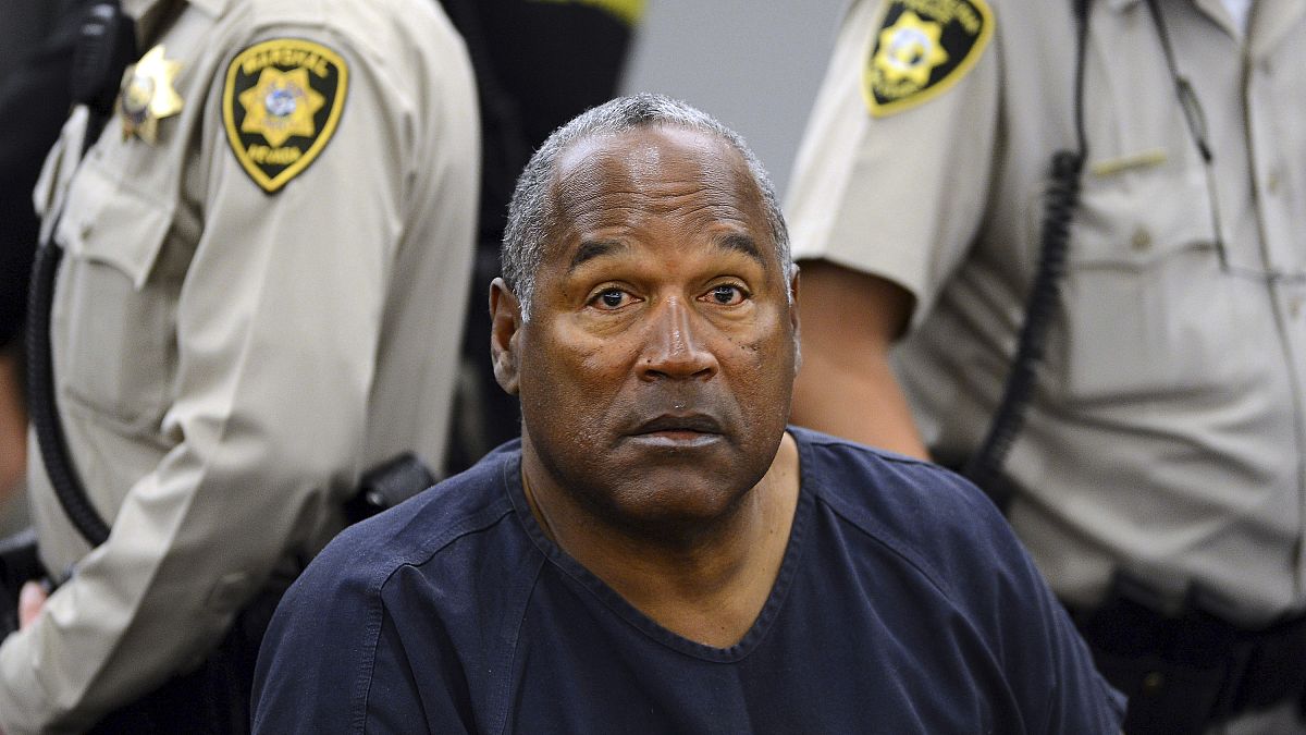 OJ Simpson, onlarca yıldır eski karısının varlığının gölgesinde yaşadıktan sonra 76 yaşında öldü