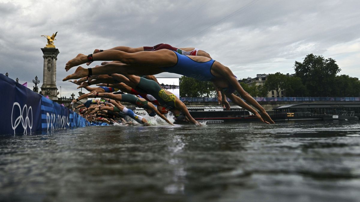 Olimpiyat maraton yüzücüleri su güvenliğine yeşil ışık yakıldıktan sonra Seine Nehri’nde antrenman yapılıyor