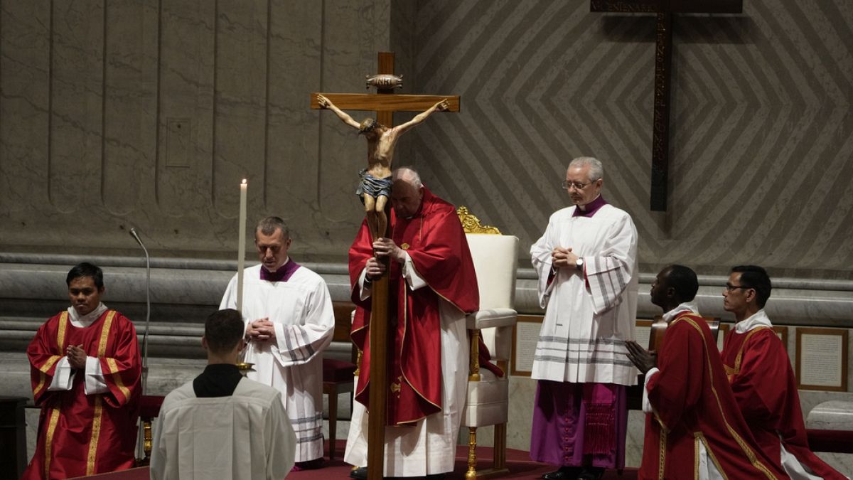 Papa Francis, Aziz Petrus Bazilikası’nda Kutsal Cuma Ayini’ni yönetiyor