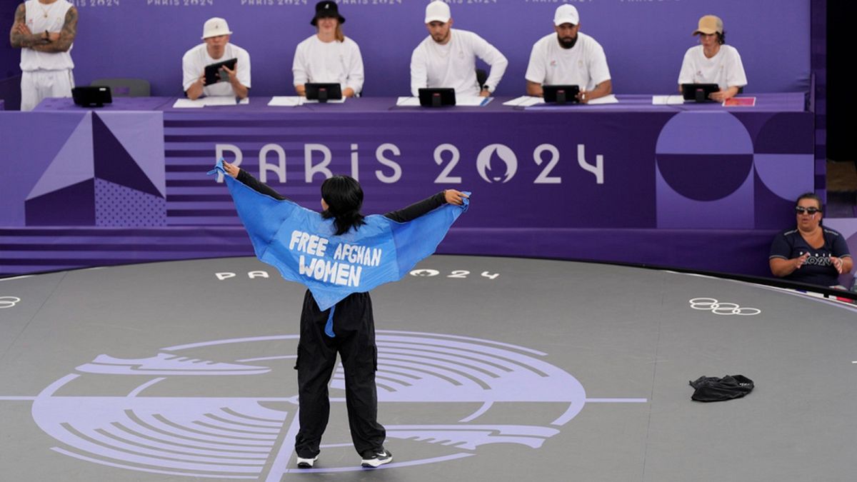 Paris Olimpiyatları: Afgan mülteci kaçakçısı ‘Özgür Afgan Kadınları’ pelerini giydiği için diskalifiye edildi