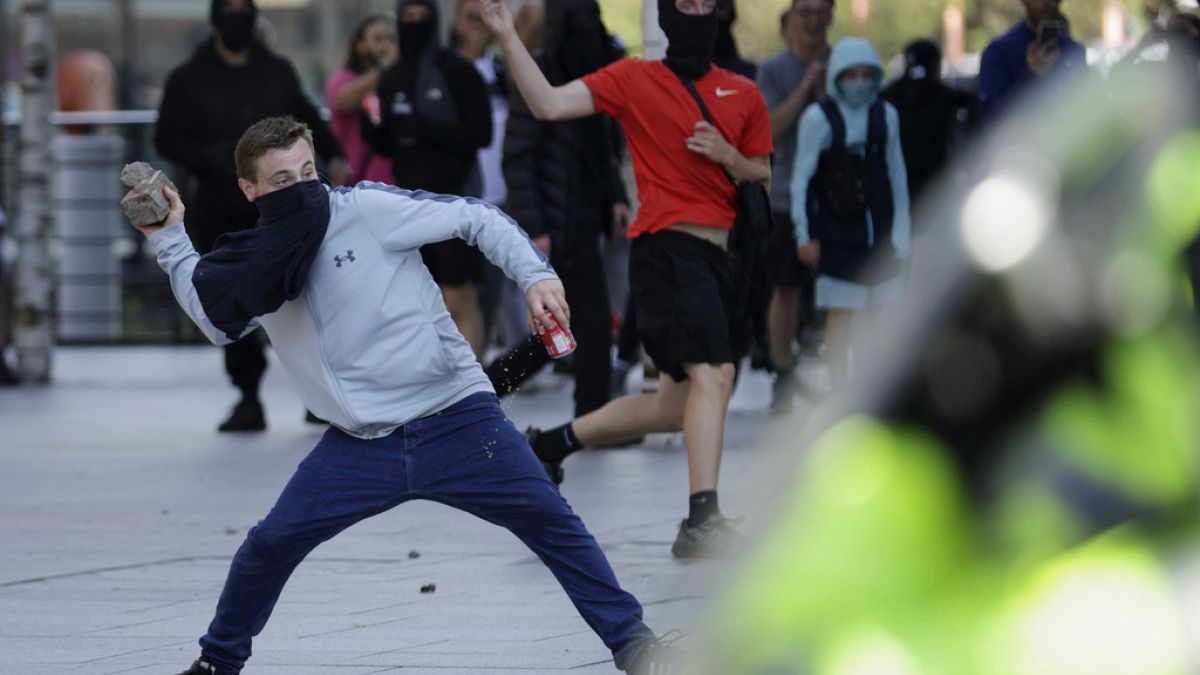 Polis daha fazla protestoya hazırlanırken UK Starmer’ın ‘aşırı sağ haydutluğu’ kınadı