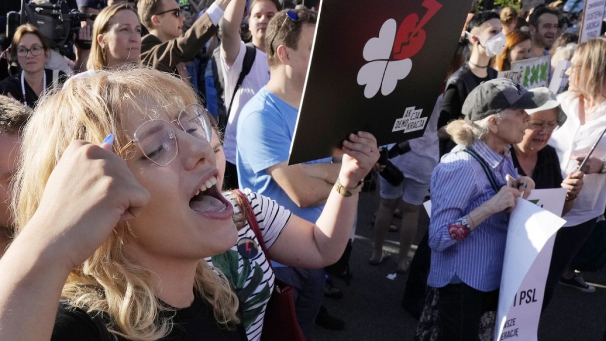 Polonya’da kadın hakları bölümleri kürtaj yasasını protesto etti