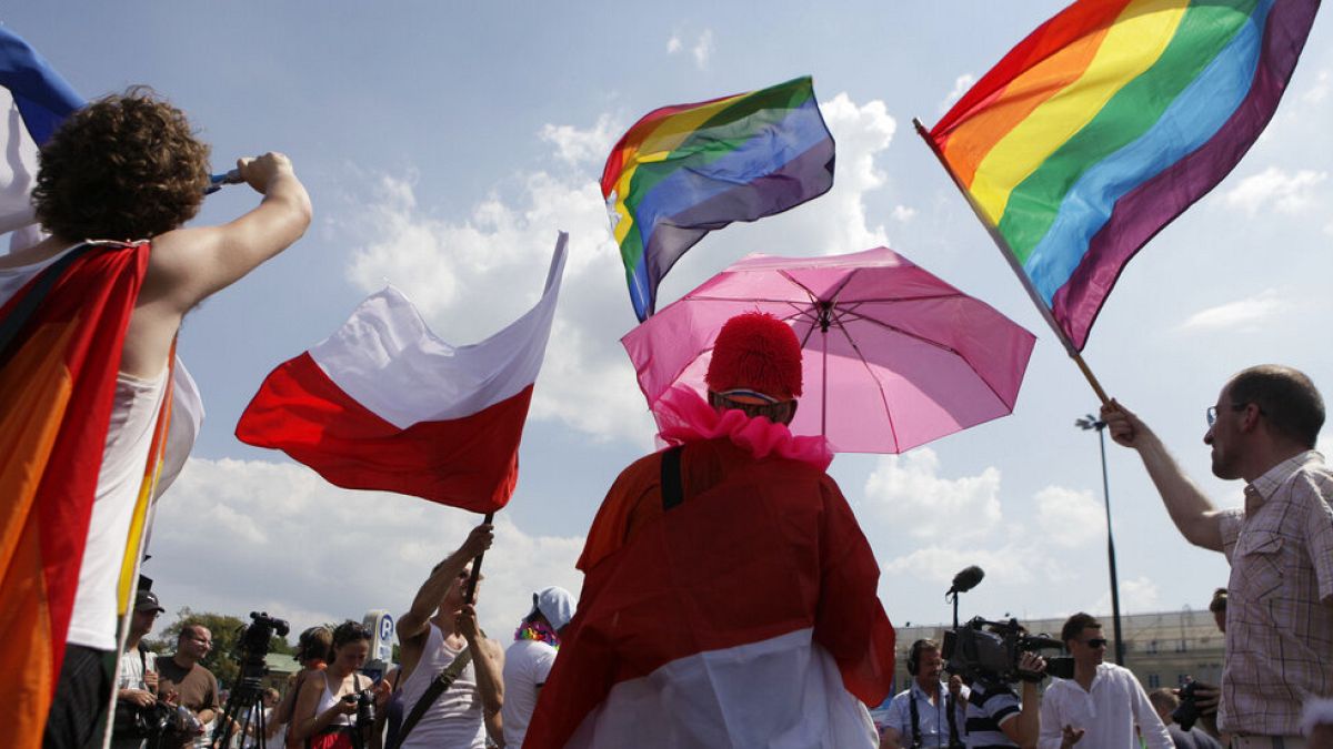 Polonya’nın LGBT+ çiftleri evlenmek için yurtta seyahat ediyor